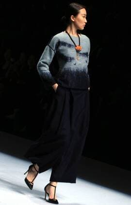BEIJING, March 29, 2016 -- A model presents a creation by designer Sun Xuefei at the Fei Gallery & Boutique Collection during China Fashion Week in Beijing, capital of China, March 29, 2016. ) (ry) CHINA-BEIJING-FASHION WEEK(CN) LixMingfang 