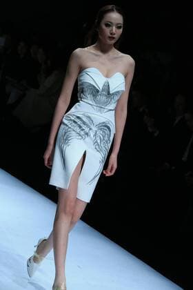 BEIJING, March 29, 2016 -- A model presents a creation by designer Hao Jia during the China Fashion Week in Beijing, capital of China, March 29, 2016. ) (zwx) CHINA-BEIJING-FASHION WEEK(CN) LixMingfang 