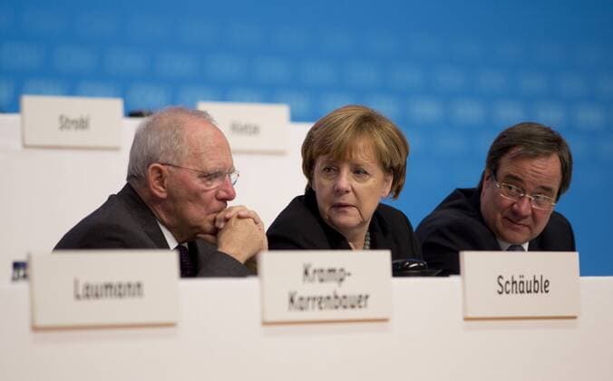 Deutschland, Karlsruhe, 28. Bundesparteitag der CDU, v.l.n.r. Wolfgang Schäuble, Angela Merkel, Armin Laschet, 14.12.2015