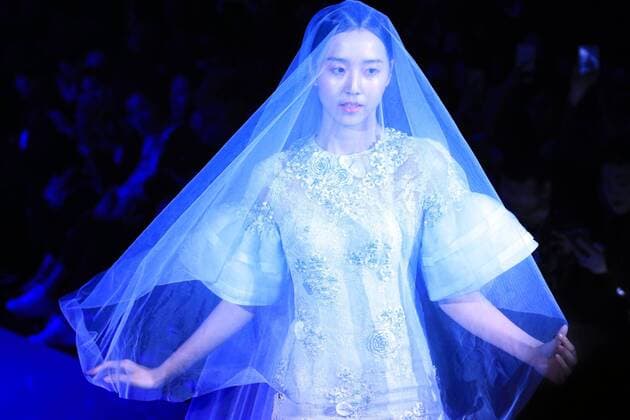 (160330) -- BEIJING, March 30, 2016 -- A model presents wedding dress designed by Wei Qiying during a fashion show of Jusere Wedding Dress Collection at China Fashion Week in Beijing, capital of China, March 30, 2016. )(mcg) CHINA-BEIJING-FASHION WEEK-JUSERE WEDDING DRESS (CN) LixMingfang 