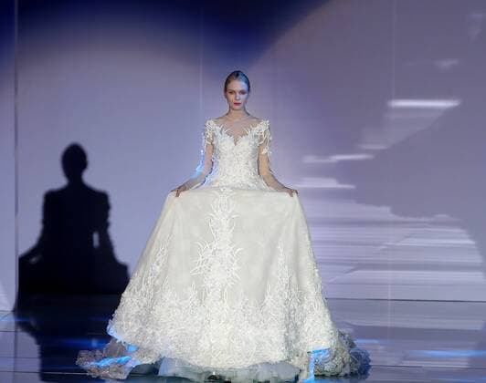 (160330) -- BEIJING, March 30, 2016 -- A model presents wedding dress designed by Wei Qiying during a fashion show of Jusere Wedding Dress Collection at China Fashion Week in Beijing, capital of China, March 30, 2016. )(mcg) CHINA-BEIJING-FASHION WEEK-JUSERE WEDDING DRESS (CN) ChenxJianli 