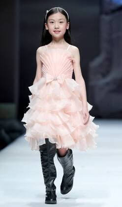 (160330) -- BEIJING, March 30, 2016 -- A model presents fashion creations designed by Xie Jiaqi during a fashion show titled J.Queen and Little Queen at China Fashion Week in Beijing, capital of China, March 30, 2016. )(mcg) CHINA-BEIJING-FASHION WEEK-XIE JIAQI (CN) ChenxJianli 