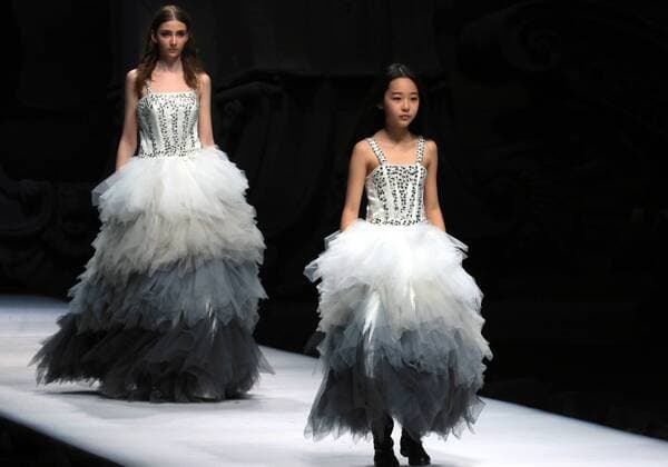 (160330) -- BEIJING, March 30, 2016 -- Models present fashion creations designed by Xie Jiaqi during a fashion show titled J.Queen and Little Queen at China Fashion Week in Beijing, capital of China, March 30, 2016. )(mcg) CHINA-BEIJING-FASHION WEEK-XIE JIAQI (CN) LixMingfang 