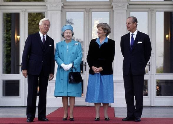 Koenigin Elisabeth II. und ihr Mann Prinz Philip (r.) treffen Bundespraesident Richard von WEIZSAECKER (l.) und seine Frau Marianne in Bonn , Oktober 1992 Queen Elizabeth II. and her husband Prince Philip (r.) are meeting President Richard von WEIZSAECKER (l.) and his wife Marianne in Bonn , October 1992