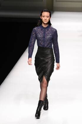 Peking Fashion Week - Pan Yiliang Pink Mary Modenschau BEIJING, CHINA - MARCH 30: (CHINA OUT) A model showcases designs on the runway at Pan Yiliang x Pink Mary Haute Couture during the Mercedes-Benz China Fashion Week Autumn Winter 2016 2017 at Beijing Hotel on March 30, 2016 in Beijing, China.  CFP481928514