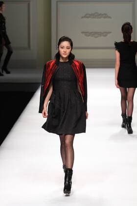Peking Fashion Week - Pan Yiliang Pink Mary Modenschau BEIJING, CHINA - MARCH 30: (CHINA OUT) A model showcases designs on the runway at Pan Yiliang x Pink Mary Haute Couture during the Mercedes-Benz China Fashion Week Autumn Winter 2016 2017 at Beijing Hotel on March 30, 2016 in Beijing, China.  CFP481928522