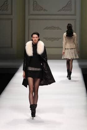 Peking Fashion Week - Pan Yiliang Pink Mary Modenschau BEIJING, CHINA - MARCH 30: (CHINA OUT) A model showcases designs on the runway at Pan Yiliang x Pink Mary Haute Couture during the Mercedes-Benz China Fashion Week Autumn Winter 2016 2017 at Beijing Hotel on March 30, 2016 in Beijing, China.  CFP481928528