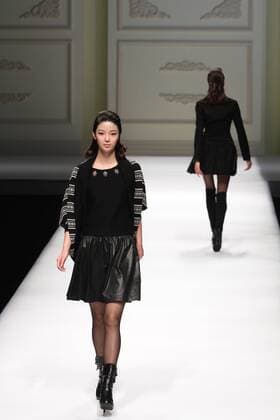 Peking Fashion Week - Pan Yiliang Pink Mary Modenschau BEIJING, CHINA - MARCH 30: (CHINA OUT) A model showcases designs on the runway at Pan Yiliang x Pink Mary Haute Couture during the Mercedes-Benz China Fashion Week Autumn Winter 2016 2017 at Beijing Hotel on March 30, 2016 in Beijing, China.  CFP481928532