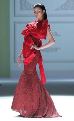 Peking Fashion Week - Pan Yiliang Pink Mary Modenschau A model presents a creation by designer Pan Yiliang during China Fashion Week in Beijing, capital of China, March 30, 2016. )(ry) CHINA-BEIJING-FASHION WEEK (CN) ChenxJianli 