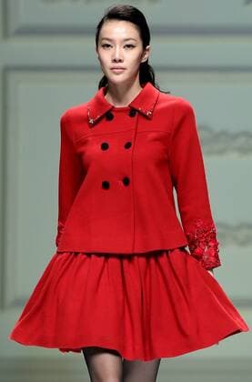 Peking Fashion Week - Pan Yiliang Pink Mary Modenschau A model presents a creation by designer Pan Yiliang during China Fashion Week in Beijing, capital of China, March 30, 2016. )(ry) CHINA-BEIJING-FASHION WEEK (CN) ChenxJianli 