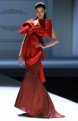 Peking Fashion Week - Pan Yiliang Pink Mary Modenschau A model presents a creation by designer Pan Yiliang during China Fashion Week in Beijing, capital of China, March 30, 2016. )(ry) CHINA-BEIJING-FASHION WEEK (CN) LixMingfang 