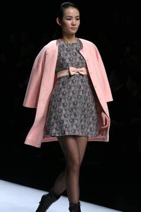 Peking Fashion Week - Pan Yiliang Pink Mary Modenschau A model presents a creation by designer Pan Yiliang during China Fashion Week in Beijing, capital of China, March 30, 2016. )(ry) CHINA-BEIJING-FASHION WEEK (CN) LixMingfang 