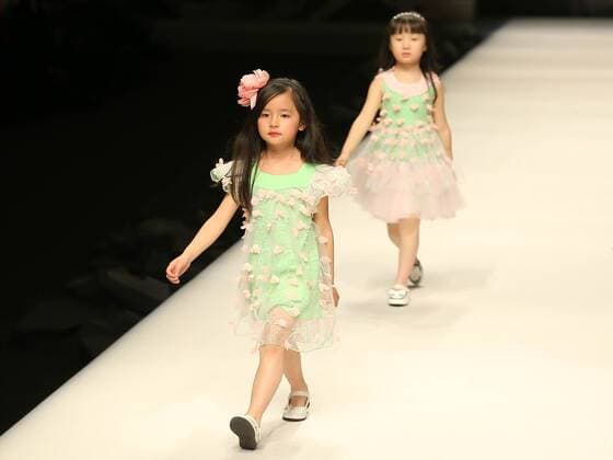 Models present creations of designer Xie Jiaqi during the China Fashion Week in Beijing, capital of China, March 30, 2016. ) (zwx) CHINA-BEIJING-FASHION WEEK(CN) LixJianbo 
