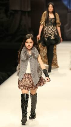 Models present creations of designer Xie Jiaqi during the China Fashion Week in Beijing, capital of China, March 30, 2016. ) (zwx) CHINA-BEIJING-FASHION WEEK(CN) LixJianbo 