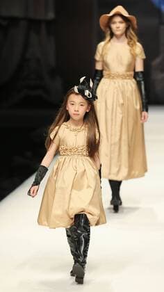 Models present creations of designer Xie Jiaqi during the China Fashion Week in Beijing, capital of China, March 30, 2016. ) (zwx) CHINA-BEIJING-FASHION WEEK(CN) LixJianbo 