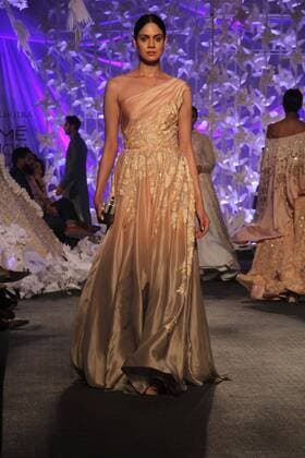MUMBAI, INDIA - MARCH 29: A model displays the creation of fashion designer Manish Malhotra during the opening show of Lakme Fashion Week Summer Resort 2016, at Mehboob Studio, Bandra on March 29, 2016 in Mumbai, India. (Photo by Pramod Thakur Hindustan Times ) Lakme Fashion Week Summer Resort 2016