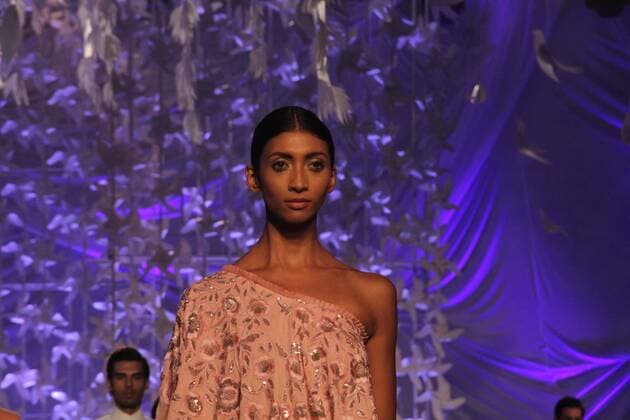 MUMBAI, INDIA - MARCH 29: A model displays the creation of fashion designer Manish Malhotra during the opening show of Lakme Fashion Week Summer Resort 2016, at Mehboob Studio, Bandra on March 29, 2016 in Mumbai, India. (Photo by Pramod Thakur Hindustan Times ) Lakme Fashion Week Summer Resort 2016