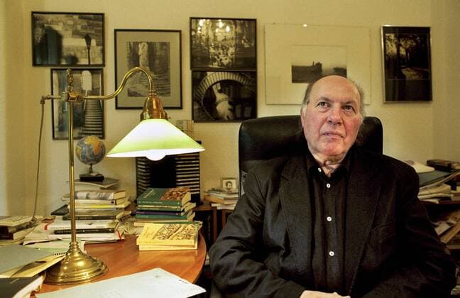 prominent writer Imre Kertesz, Budapest, Hungary UNGARN, 04.10.2000, Budapest - II. Bezirk. Imre Kertesz (korrekt: KertŽsz), Schriftsteller, am Arbeitstisch seiner Wohnung. Er erhielt 2002 den Literaturnobelpreis und starb am 31.03.2016. Copyright: MartinxFejer EST&OST Fejer002407