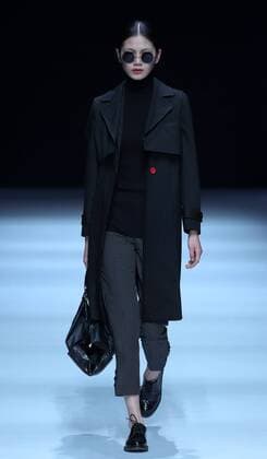 Peking Fashion Week - Henry Herbert Liu Yong Private Custom Collection Modenschau (160331) -- BEIJING, March 31, 2016 -- A model presents fashion creations designed by Liu Yong during a fashion show titled Henry Herbert Liu Yong Private Custom Collection at China Fashion Week in Beijing, capital of China, March 31, 2016. )(mcg) CHINA-BEIJING-FASHION WEEK-LIU YONG (CN) ChenxJianli 