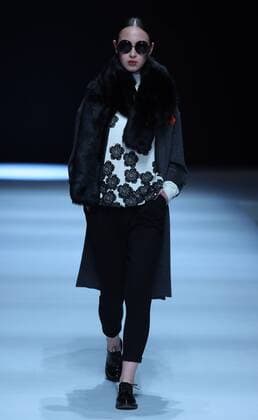 Peking Fashion Week - Henry Herbert Liu Yong Private Custom Collection Modenschau (160331) -- BEIJING, March 31, 2016 -- A model presents fashion creations designed by Liu Yong during a fashion show titled Henry Herbert Liu Yong Private Custom Collection at China Fashion Week in Beijing, capital of China, March 31, 2016. )(mcg) CHINA-BEIJING-FASHION WEEK-LIU YONG (CN) ChenxJianli 