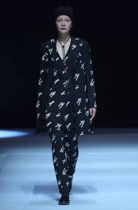Bilder des Tages Peking Fashion Week - Henry Herbert Liu Yong Private Custom Collection Modenschau (160331) -- BEIJING, March 31, 2016 -- A model presents fashion creations designed by Liu Yong during a fashion show titled Henry Herbert Liu Yong Private Custom Collection at China Fashion Week in Beijing, capital of China, March 31, 2016. )(mcg) CHINA-BEIJING-FASHION WEEK-LIU YONG (CN) ChenxJianli 