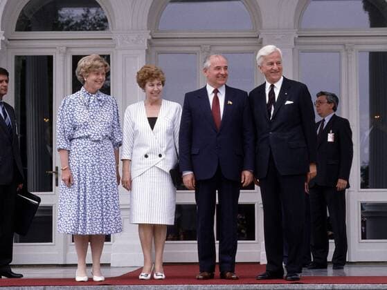 Michail GORBATSCHOW GORBATSCHOV und seine Frau Raissa treffen in Bonn Bundespraesident Richard von WEIZSAECKER (r.) und seine Frau Marianne (l.) , Juni 1989 Michail GORBATSCHOW GORBATSCHOV GORBACHEV and his wife Raissa meet with President Richard von WEIZSAECKER (r.) and his wife Marianne (l.) in Bonn , June 1989