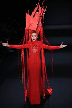 A model presents a creation by designer Hu Sheguang during the China Fashion Week in Beijing, capital of China, March 31, 2016. ) (ry) CHINA-BEIJING-FASHION WEEK (CN) LixMingfang 