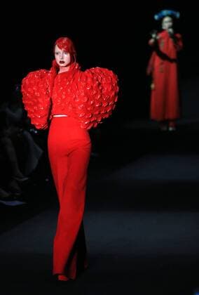 A model presents a creation by designer Hu Sheguang during the China Fashion Week in Beijing, capital of China, March 31, 2016. ) (ry) CHINA-BEIJING-FASHION WEEK (CN) LixMingfang 