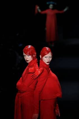 Models present creations by designer Hu Sheguang during the China Fashion Week in Beijing, capital of China, March 31, 2016. ) (ry) CHINA-BEIJING-FASHION WEEK (CN) LixMingfang 
