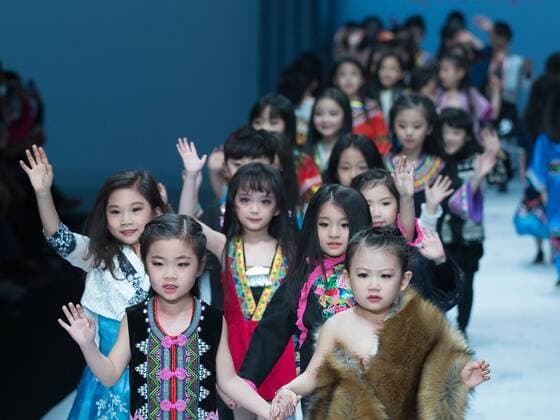 Children models present creations by designer Xu Xinyin during the Children s Ethnic Apparel Collection of the China Fashion Week in Beijing, capital of China, March 31, 2016. ) (ry) CHINA-BEIJING-FASHION WEEK (CN) LixJianbo 