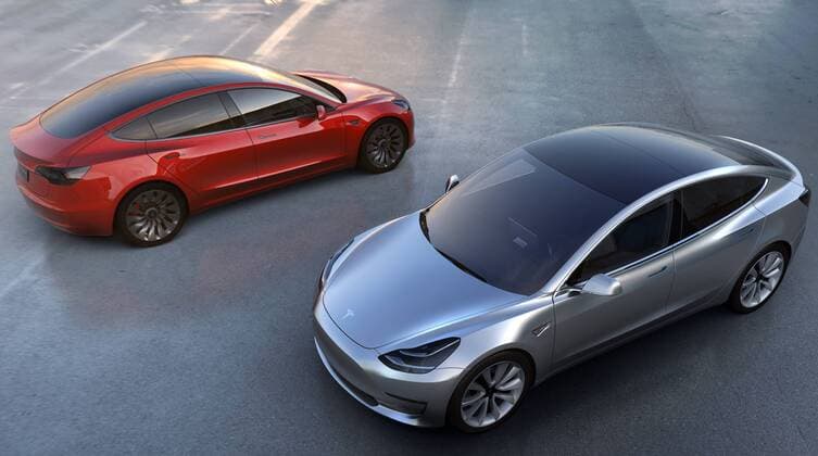 Themen der Woche Bilder des Tages Tesla Model 3 Apr 1, 2016 - Tesla has unveiled its much-anticipated Model 3 electric car, its lowest-cost vehicle to date at $35,000. Tesla plans to produce about 500,000 vehicles a year once production. The California-based company needs the vehicle to prove popular if it is to stay in business. The first deliveries of the vehicle are scheduled to start in late 2017. Pictured: April 1, 2016 - US American electric car manufacturer U.S. - ZUMAz03_