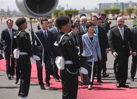 South Korean President Park Geun-hye (3R) descends from her plane as she arrives in Mexico City, Mexico, 02 April 2016, for an official visit that will last until 5 April. EFE Sashenka Gutierrez SOUTH KOREAN PRESIDENT VISITS MEXICO !ACHTUNG: NUR REDAKTIONELLE NUTZUNG!  CDM002 20160402-635952360355014980
