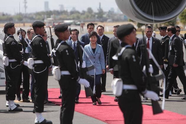South Korean President Park Geun-hye (C) descends from her plane as she arrives in Mexico City, Mexico, 02 April 2016, for an official visit that will last until 5 April. EFE Sashenka Gutierrez SOUTH KOREAN PRESIDENT VISITS MEXICO !ACHTUNG: NUR REDAKTIONELLE NUTZUNG!  CDM003 20160402-635952360369054980