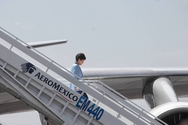 South Korean President Park Geun-hye (C) descends from her plane as she arrives in Mexico City, Mexico, 02 April 2016, for an official visit that will last until 5 April. EFE Sashenka Gutierrez SOUTH KOREAN PRESIDENT VISITS MEXICO !ACHTUNG: NUR REDAKTIONELLE NUTZUNG!  CDM004 20160402-635952360384966980