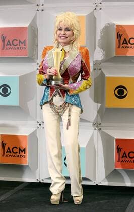 Country Music Awards in Las Vegas - Dolly Parton freut sich über den Tex Ritter Award Dolly Parton holds her Tex Ritter award backstage at the 51st annual Academy of Country Music Awards held at the MGM Grand Arena in Las Vegas, Nevada on April 3, 2016.  LAV20160403356 JIMxRUYMEN