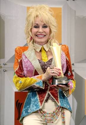 Country Music Awards in Las Vegas - Dolly Parton freut sich über den Tex Ritter Award Dolly Parton holds her Tex Ritter award backstage at the 51st annual Academy of Country Music Awards held at the MGM Grand Arena in Las Vegas, Nevada on April 3, 2016.  LAV20160403358 JIMxRUYMEN