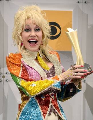 Country Music Awards in Las Vegas - Dolly Parton freut sich über den Tex Ritter Award Dolly Parton holds her Tex Ritter award backstage at the 51st annual Academy of Country Music Awards held at the MGM Grand Arena in Las Vegas, Nevada on April 3, 2016.  LAV20160403361 JIMxRUYMEN