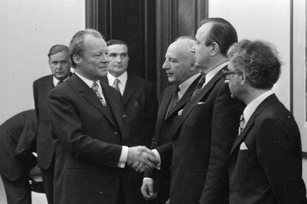 Der scheidende Bundeskanzler Willy BRANDT, SPD, links, verabschiedet sich nach seinem Ruecktritt von seinem Innenminister Hans Dietrich GENSCHER, FDP, 2.v.r., beim Empfang der Entlassungsurkunden bei Bundespraesident Gustav Heinemann, sw-Aufnahme, 07.05.1974.