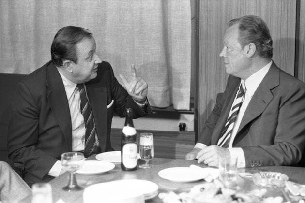 Bundesaussenminister Hans Dietrich GENSCHER, FDP, links, und der ehemalige Bundeskanzler Willy BRANDT, SPD, im Gespraech am Tisch, im Rahmen der Fernsehsendung Journalisten fragen - Politiker antworten, sw-Aufnahme, 07.05.1974.