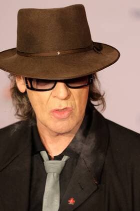 04.04..2016 xmfx Frankfurt am Main, Messe red carpet, Roter Teppich PRG Live Entertainment Award (LEA) 2016 Panikrocker Udo Lindenberg trotz Rauchverbot eine Zigarillo und ein bischen Rauch