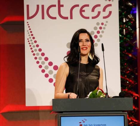 Anne-Christin Bansleben (Preisträgerin VICTRESS Science Award), bei der Verleihung VICTRESS Award 2016 im Hotel Titanic Chausseestr. Berlin.