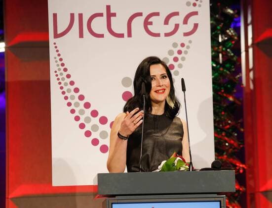 Anne-Christin Bansleben (Preisträgerin VICTRESS Science Award), bei der Verleihung VICTRESS Award 2016 im Hotel Titanic Chausseestr. Berlin.