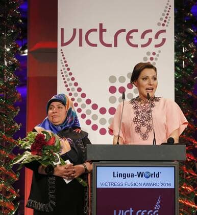 Birsen Kilic, Anne-Kathrin Carstensen (Preisträgerin Fuison Award) bei der Verleihung VICTRESS Award 2016 im Hotel Titanic Chausseestr. Berlin.