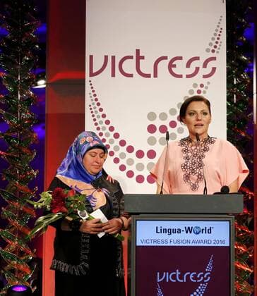 Birsen Kilic, Anne-Kathrin Carstensen (Preisträgerin Fuison Award), Hatice Akyuen (Lingua World GmbH), bei der Verleihung VICTRESS Award 2016 im Hotel Titanic Chausseestr. Berlin.