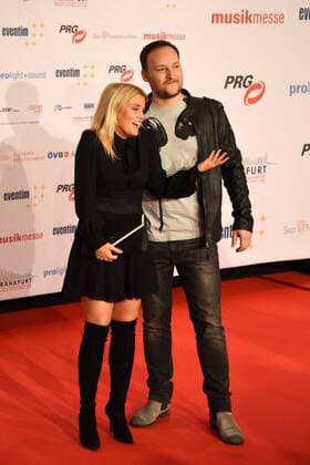 04.04..2016 xmfx Frankfurt am Main, Messe red carpet, Roter Teppich PRG Live Entertainment Award (LEA) 2016 FFH Moderator Felix Möse und Freundin Jennifer Knäble -Möse tragt auch den Müll runter