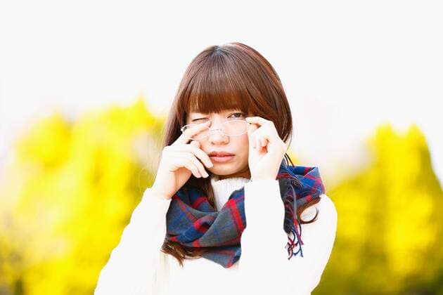 Attractive Japanese woman feeling sick on a Winter day  (kzdg004188)