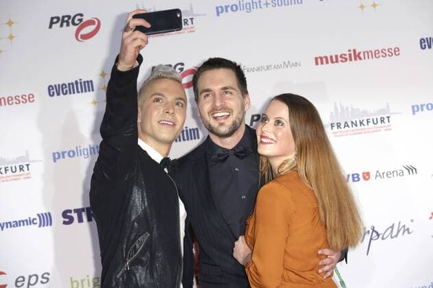 Julian David und Alexander Klaws mit Freundin Nadja Scheiwiller bei der Verleihung des PRG Live Entertainment Award 2016 in der Festhalle Frankfurt. Frankfurt am Main, 04.04.2016 Foto:xS.xGabschx xFuturexImage