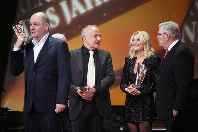 Dieter Semmelmann, Uwe Kanthak, Helene Fischer und Peter von Löbbecke bei der Verleihung des PRG Live Entertainment Award 2016 in der Festhalle Frankfurt. Frankfurt am Main, 04.04.2016 Foto:xS.xGabschx xFuturexImage