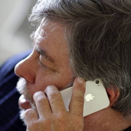 IMAGO History, 250 Jahre USA, Digitales Zeitalter: Entwicklung des Internets und Aufstieg von Silicon Valley Aug. 25, 2011 - Los Angeles, California, U.S - Apple co-founder Steve Wozniak on a telephone interview about the resignation of Apple CEO Steve Jobs in Los Angeles, CA, on August 25, 2011 - ZUMAa01_