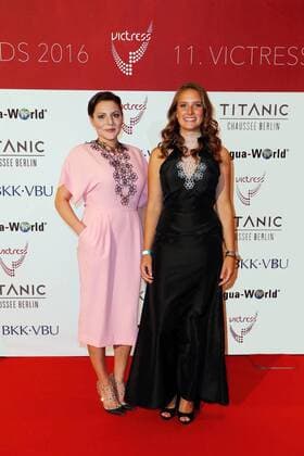 r-l_ Preistraegerin Ann-Kathrin Carstensen (Schmuckdesign RITA in Palma), Bühnen-Hostees bei der Verleihung victress award 2016 im Hotel Titanic Chausseestr. Berlin.